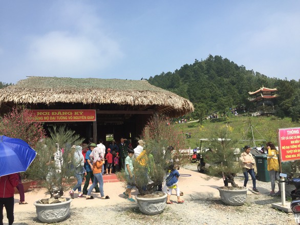 Dòng người chen chân viếng mộ Đại tướng mùng 4 tết - Ảnh 3. Dòng người chen chân viếng mộ Đại tướng mùng 4 tết - Ảnh 3.