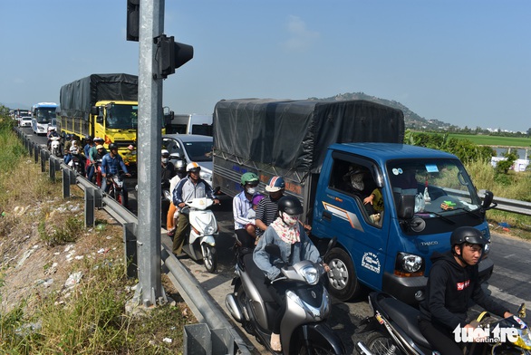 Quốc lộ 91 và đường tránh N1 tê liệt vì khách hành hương - Ảnh 6. Quốc lộ 91 và đường tránh N1 tê liệt vì khách hành hương - Ảnh 6.