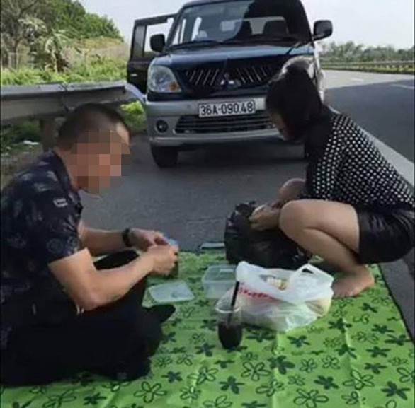 Xử lý tài xế dừng xe ăn uống bên đường cao tốc - Ảnh 2. Xử lý tài xế dừng xe ăn uống bên đường cao tốc - Ảnh 2.