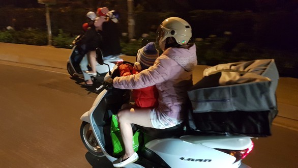 Du khách căng lều ngủ ở bờ Hồ Xuân Hương vì Đà Lạt hết phòng - Ảnh 2. Du khách căng lều ngủ ở bờ Hồ Xuân Hương vì Đà Lạt hết phòng - Ảnh 2.