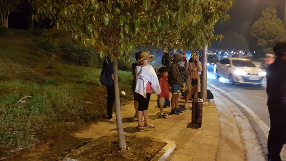 Du khách căng lều ngủ ở bờ Hồ Xuân Hương vì Đà Lạt hết phòng - Ảnh 4. Du khách căng lều ngủ ở bờ Hồ Xuân Hương vì Đà Lạt hết phòng - Ảnh 4.