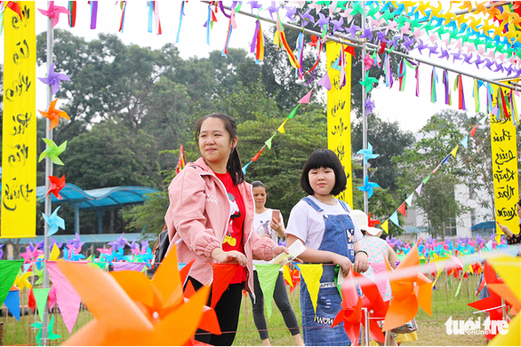 Lạ mắt với vườn chong chóng rực rỡ ở Hoàng Thành Thăng Long - Ảnh 2. Lạ mắt với vườn chong chóng rực rỡ ở Hoàng Thành Thăng Long - Ảnh 2.