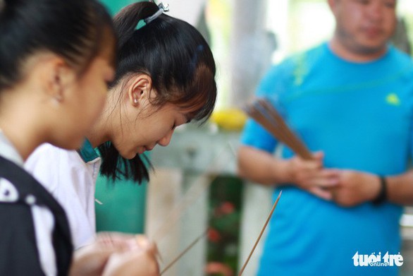 Thôn xóm u buồn tiễn đưa nhóm học sinh lớp 9 chết đuối - Ảnh 4. Thôn xóm u buồn tiễn đưa nhóm học sinh lớp 9 chết đuối - Ảnh 4.