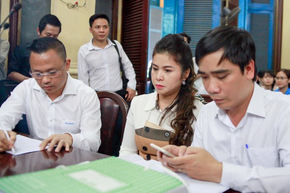Bà Lê Hoàng Diệp Thảo nói gì sau khi tạm ngừng phiên tòa? - Ảnh 2. Bà Lê Hoàng Diệp Thảo nói gì sau khi tạm ngừng phiên tòa? - Ảnh 2.
