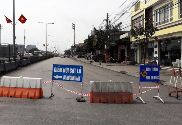 Hố tử thần đường kính 10m xuất hiện trên quốc lộ 18 - Ảnh 2. Hố tử thần đường kính 10m xuất hiện trên quốc lộ 18 - Ảnh 2.