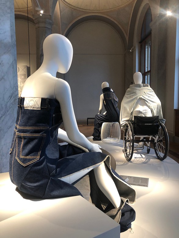 Cô gái đưa xe lăn lên sàn catwalk - Ảnh 2. Cô gái đưa xe lăn lên sàn catwalk - Ảnh 2.