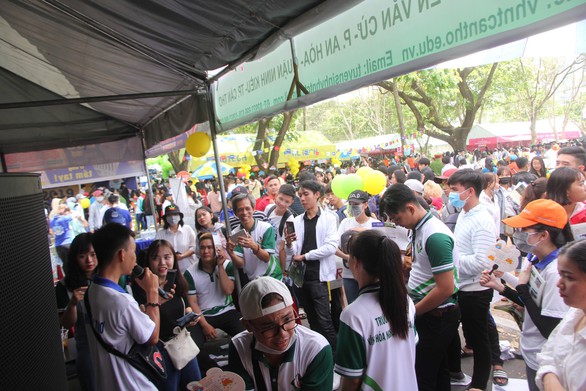 Học sinh miền Tây hào hứng làm MC, ca sĩ tại ngày hội tư vấn tuyển sinh - Ảnh 5. Học sinh miền Tây hào hứng làm MC, ca sĩ tại ngày hội tư vấn tuyển sinh - Ảnh 5.