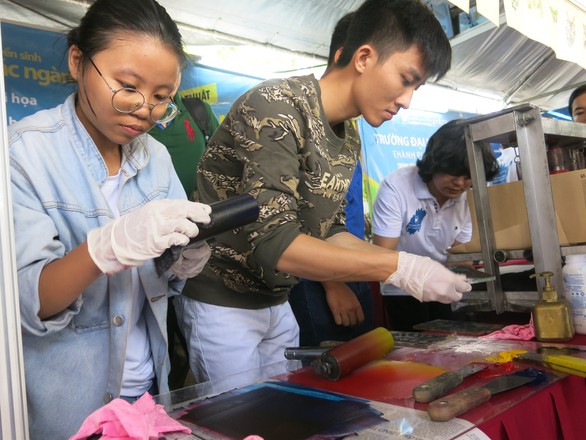 Học sinh miền Tây hào hứng làm MC, ca sĩ tại ngày hội tư vấn tuyển sinh - Ảnh 6. Học sinh miền Tây hào hứng làm MC, ca sĩ tại ngày hội tư vấn tuyển sinh - Ảnh 6.