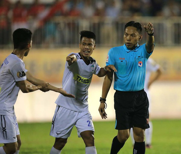 3/4 trọng tài FIFA bị tạm đình chỉ ở V-League 2019 - Ảnh 1. 3/4 trọng tài FIFA bị tạm đình chỉ ở V-League 2019 - Ảnh 1.
