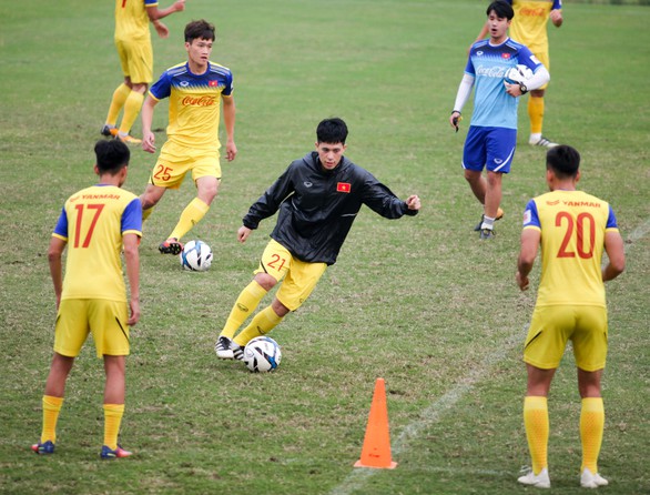 U-23 Việt Nam vắng HLV Park Hang Seo buổi tập chiều 11-3 - Ảnh 1. U-23 Việt Nam vắng HLV Park Hang Seo buổi tập chiều 11-3 - Ảnh 1.