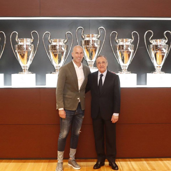 CĐV Real Madrid chào đón vua Zidane, chúc Mourinho may mắn lần sau - Ảnh 1. CĐV Real Madrid chào đón vua Zidane, chúc Mourinho may mắn lần sau - Ảnh 1.