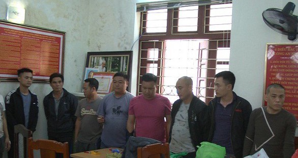 Khởi tố nhóm xóc đĩa kèm súng đã lên đạn bên cạnh - Ảnh 2. Khởi tố nhóm xóc đĩa kèm súng đã lên đạn bên cạnh - Ảnh 2.