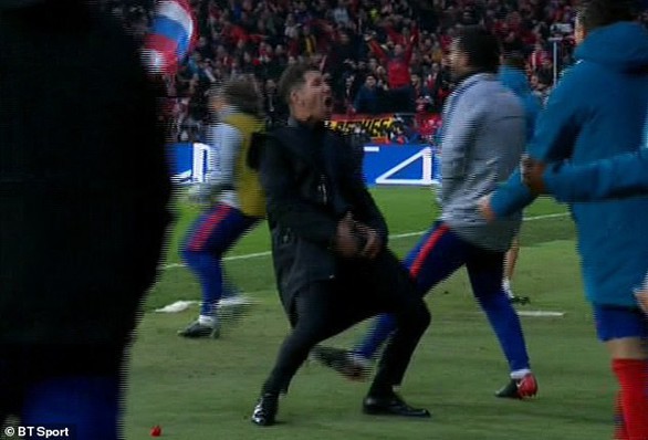 Video Ronaldo ăn mừng, chọc ngoáy HLV Simeone - Ảnh 2. Video Ronaldo ăn mừng, chọc ngoáy HLV Simeone - Ảnh 2.