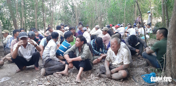 Cảnh sát lội sông phá sới bạc hàng trăm người trong rừng tràm - Ảnh 3. Cảnh sát lội sông phá sới bạc hàng trăm người trong rừng tràm - Ảnh 3.