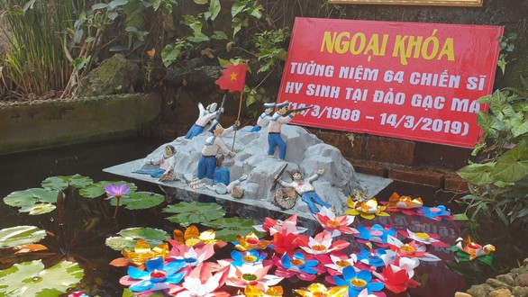 Thầy trò trường tiểu học tưởng niệm 64 chiến sĩ hi sinh ở Gạc Ma - Ảnh 2. Thầy trò trường tiểu học tưởng niệm 64 chiến sĩ hi sinh ở Gạc Ma - Ảnh 2.