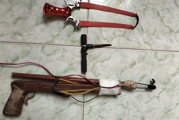Kinh khủng ná kim loại bi sắt bắn như súng bán dạo ngoài đường - Ảnh 1. Kinh khủng ná kim loại bi sắt bắn như súng bán dạo ngoài đường - Ảnh 1.