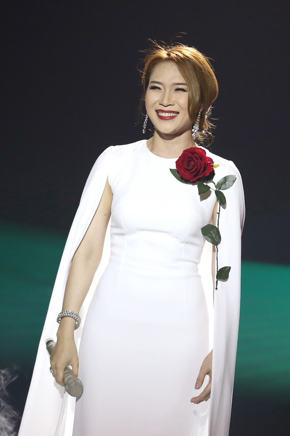 Son III và khi Mỹ Tâm là hoa diên vĩ, Hồng Nhung hóa hoa hồng - Ảnh 1. Son III và khi Mỹ Tâm là hoa diên vĩ, Hồng Nhung hóa hoa hồng - Ảnh 1.