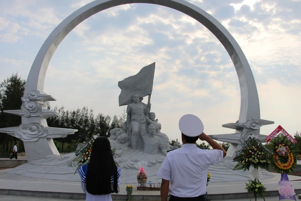Hàng ngàn người đến tưởng niệm các chiến sĩ Gạc Ma - Ảnh 2. Hàng ngàn người đến tưởng niệm các chiến sĩ Gạc Ma - Ảnh 2.