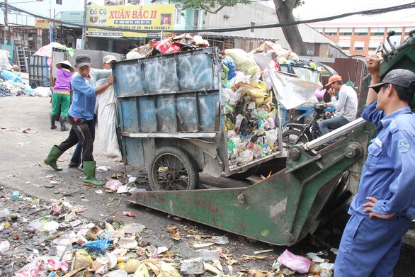 Vẫn băn khoăn cách tính giá thu gom, vận chuyển rác - Ảnh 1. Vẫn băn khoăn cách tính giá thu gom, vận chuyển rác - Ảnh 1.