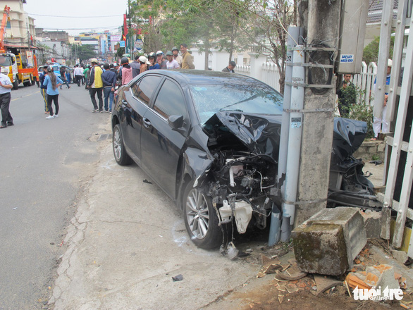 Thanh niên nghi ngáo đá lái ôtô tông hàng loạt xe trên đường - Ảnh 5.