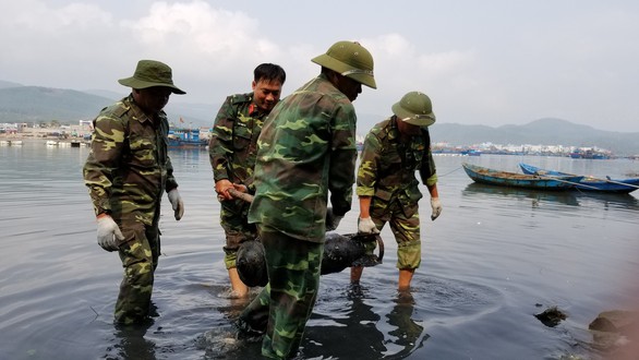 Phát hiện quả ngư lôi 100kg dưới đầm nước mặn - Ảnh 1. Phát hiện quả ngư lôi 100kg dưới đầm nước mặn - Ảnh 1.