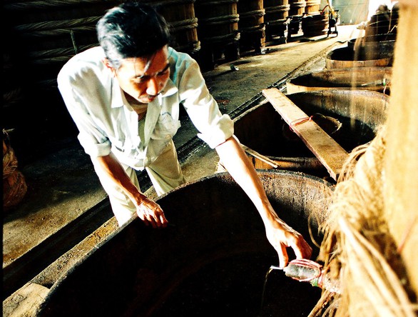 Nước mắm truyền thống: Muốn có tiêu chuẩn riêng, cứ đề xuất! - Ảnh 1. Nước mắm truyền thống: Muốn có tiêu chuẩn riêng, cứ đề xuất! - Ảnh 1.