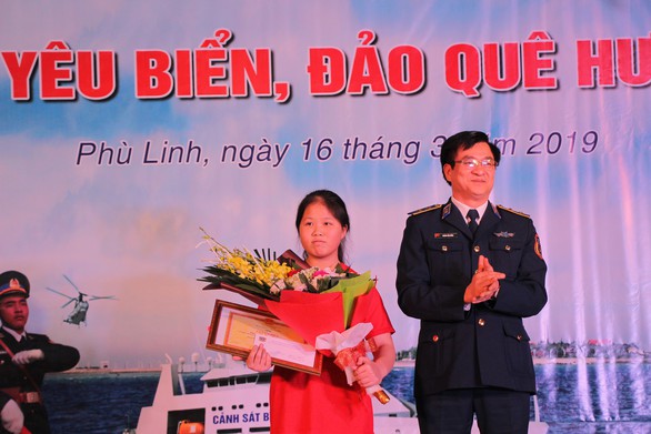 Những tấm bảng gửi gắm tình yêu biển đảo - Ảnh 2. Những tấm bảng gửi gắm tình yêu biển đảo - Ảnh 2.