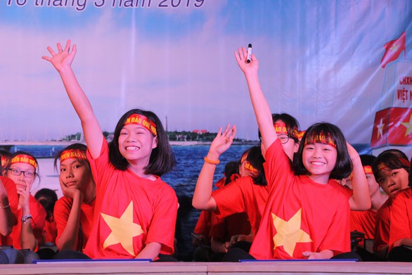 Những tấm bảng gửi gắm tình yêu biển đảo - Ảnh 1. Những tấm bảng gửi gắm tình yêu biển đảo - Ảnh 1.