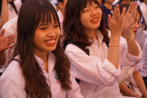 4.000 học sinh về thủ phủ sen hồng nghe tư vấn tuyển sinh - Ảnh 9. 4.000 học sinh về thủ phủ sen hồng nghe tư vấn tuyển sinh - Ảnh 9.