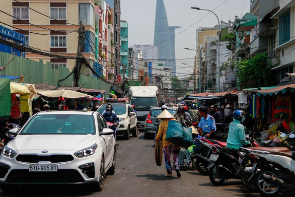 350 tiểu thương chợ Cô Giang mong có nơi mới để mưu sinh - Ảnh 3. 350 tiểu thương chợ Cô Giang mong có nơi mới để mưu sinh - Ảnh 3.