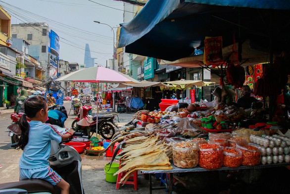 350 tiểu thương chợ Cô Giang mong có nơi mới để mưu sinh - Ảnh 7. 350 tiểu thương chợ Cô Giang mong có nơi mới để mưu sinh - Ảnh 7.