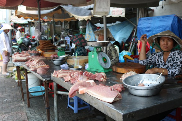 350 tiểu thương chợ Cô Giang mong có nơi mới để mưu sinh - Ảnh 5. 350 tiểu thương chợ Cô Giang mong có nơi mới để mưu sinh - Ảnh 5.