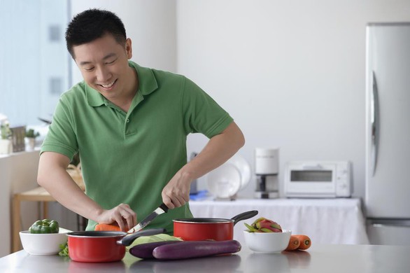 Đàn ông không ngại nấu ăn, chỉ cần có trợ thủ đắc lực - Ảnh 1. Đàn ông không ngại nấu ăn, chỉ cần có trợ thủ đắc lực - Ảnh 1.