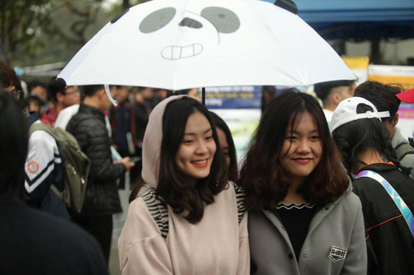 Học sinh thủ đô đội mưa đi nghe tư vấn - Ảnh 2. Học sinh thủ đô đội mưa đi nghe tư vấn - Ảnh 2.