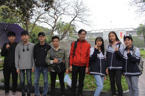 Mưa rét lặn lội dự Ngày hội tuyển sinh duy nhất trong năm - Ảnh 2. Mưa rét lặn lội dự Ngày hội tuyển sinh duy nhất trong năm - Ảnh 2.
