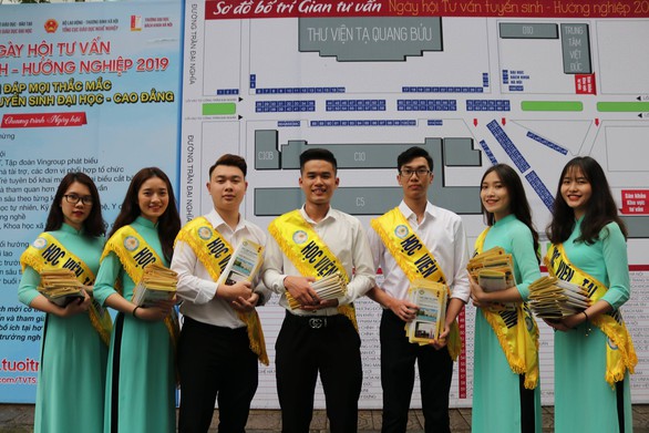 Mưa rét lặn lội dự Ngày hội tuyển sinh duy nhất trong năm - Ảnh 5. Mưa rét lặn lội dự Ngày hội tuyển sinh duy nhất trong năm - Ảnh 5.