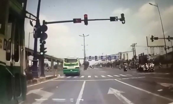 Né xe buýt vượt đèn đỏ, xe ben suýt gây tai nạn thảm khốc - Ảnh 2. Né xe buýt vượt đèn đỏ, xe ben suýt gây tai nạn thảm khốc - Ảnh 2.