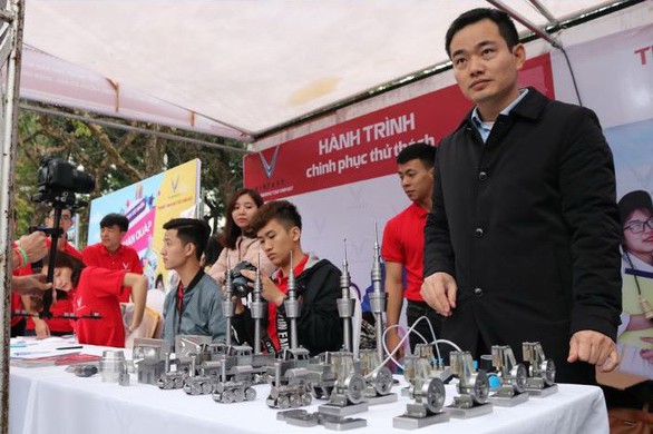 Robot, nhân vật phim Avatar dự ngày hội tư vấn tuyển sinh - Ảnh 8. Robot, nhân vật phim Avatar dự ngày hội tư vấn tuyển sinh - Ảnh 8.