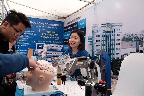 Robot, nhân vật phim Avatar dự ngày hội tư vấn tuyển sinh - Ảnh 9. Robot, nhân vật phim Avatar dự ngày hội tư vấn tuyển sinh - Ảnh 9.