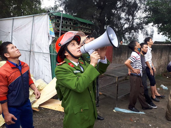 Cháy khách sạn 8 tầng ngay sát bệnh viện, 1 người chết - Ảnh 3. Cháy khách sạn 8 tầng ngay sát bệnh viện, 1 người chết - Ảnh 3.