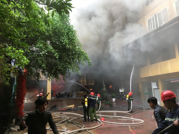 Cháy khách sạn 8 tầng ngay sát bệnh viện, 1 người chết - Ảnh 1. Cháy khách sạn 8 tầng ngay sát bệnh viện, 1 người chết - Ảnh 1.