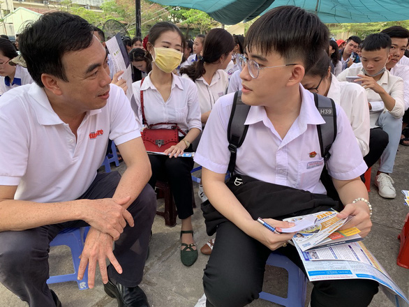 Vừa tư vấn tuyển sinh, vừa thắp lửa ước mơ - Ảnh 1. Vừa tư vấn tuyển sinh, vừa thắp lửa ước mơ - Ảnh 1.