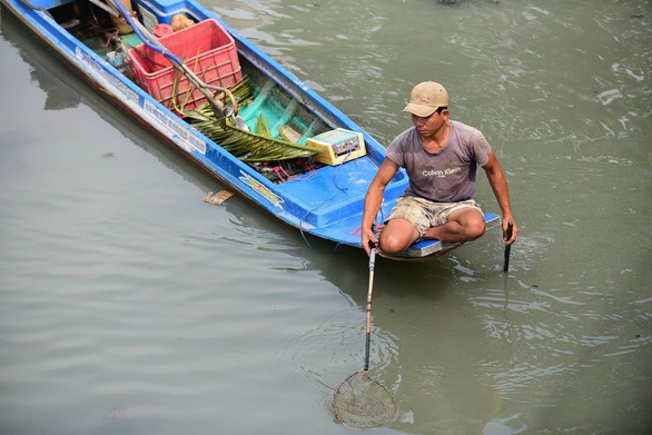 Sao không hỗ trợ thủ tục cho đội vớt rác thay vì cấm? - Ảnh 3. Sao không hỗ trợ thủ tục cho đội vớt rác thay vì cấm? - Ảnh 3.