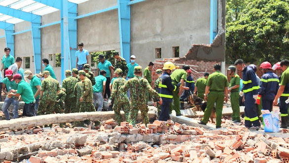 Khởi tố 3 cán bộ liên quan vụ sập tường tại khu công nghiệp Hoà Phú - Ảnh 1.