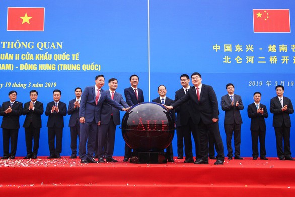Chính thức thông quan cầu Bắc Luân II nối Móng Cái với Quảng Tây - Ảnh 1. Chính thức thông quan cầu Bắc Luân II nối Móng Cái với Quảng Tây - Ảnh 1.