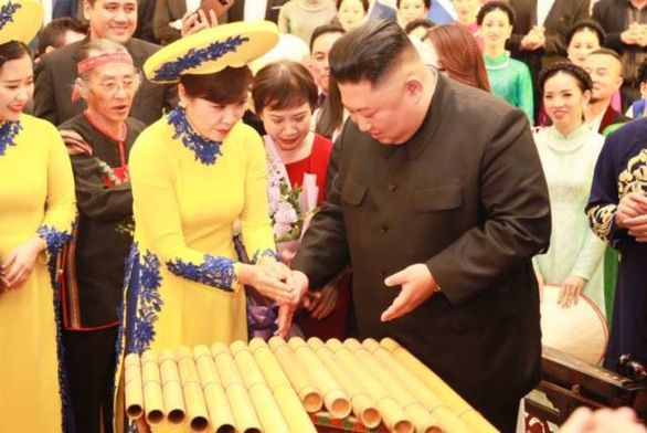 Ông Kim Jong Un nghe hát Hạ trắng, thử gảy đàn bầu và klôngput - Ảnh 1. Ông Kim Jong Un nghe hát Hạ trắng, thử gảy đàn bầu và klôngput - Ảnh 1.