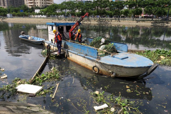 Vớt rác trên sông: Nhiệt tình thôi, chưa đủ... - Ảnh 1. Vớt rác trên sông: Nhiệt tình thôi, chưa đủ... - Ảnh 1.