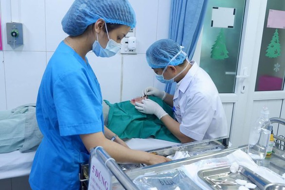 Cắt mí ở spa, một cô gái bị chảy máu suốt 8 tiếng - Ảnh 1. Cắt mí ở spa, một cô gái bị chảy máu suốt 8 tiếng - Ảnh 1.