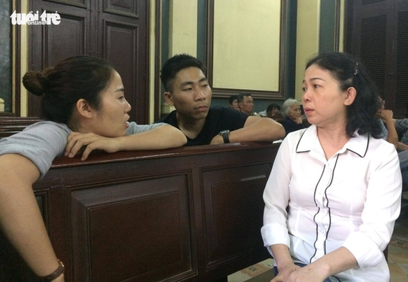 CSGT gọi côn đồ đánh chết người bị tuyên phạt 12 năm tù - Ảnh 2. CSGT gọi côn đồ đánh chết người bị tuyên phạt 12 năm tù - Ảnh 2.