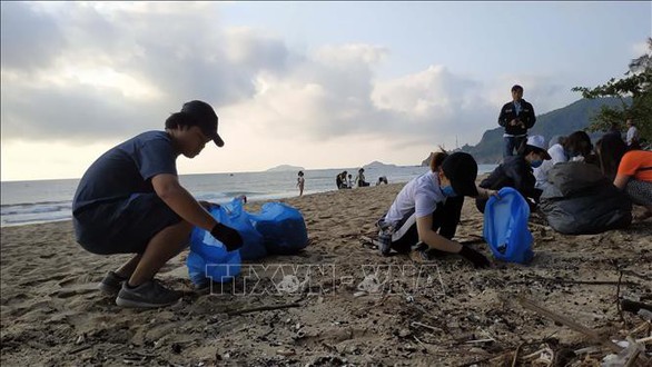 Người nước ngoài dọn rác trên bãi biển, 50 bà con xắn tay vô phụ - Ảnh 2. Người nước ngoài dọn rác trên bãi biển, 50 bà con xắn tay vô phụ - Ảnh 2.